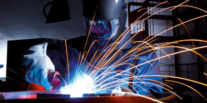 MIG/MAG заварување: Како да спречите лепење на згурата и лепење на дизната